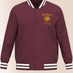 Veste teddy Gryffondor rouge cerise avec broderie Écusson Classique personnalisée et prénom intégré.