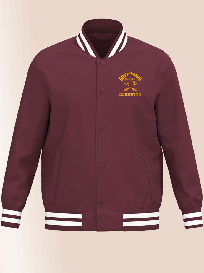Veste teddy Gryffondor rouge cerise avec broderie Quidditch personnalisée et prénom intégré.
