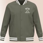 Veste teddy serpentard vert kaki avec broderie Quidditch personnalisée et prénom intégré.