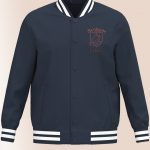 Veste teddy serdaigle rouge cerisebleu marine broderie ecusson maison personnalisée et prénom intégré.